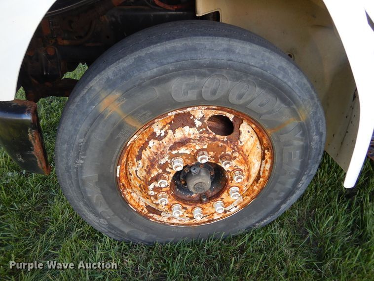 image for item KO9257 2001 Freightliner FL70  truck cab and chassis