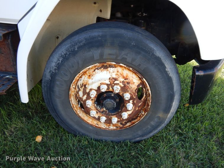 image for item KO9257 2001 Freightliner FL70  truck cab and chassis