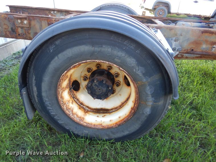 image for item KO9257 2001 Freightliner FL70  truck cab and chassis