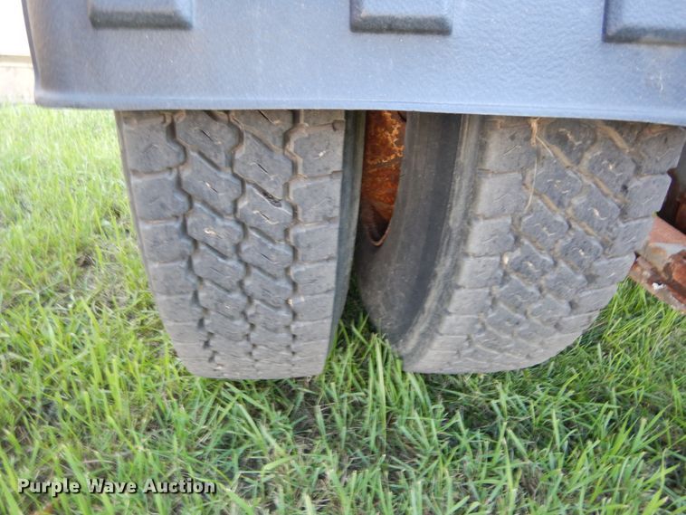 image for item KO9257 2001 Freightliner FL70  truck cab and chassis