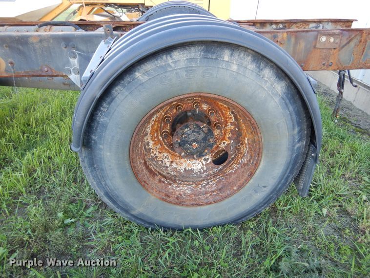 image for item KO9257 2001 Freightliner FL70  truck cab and chassis