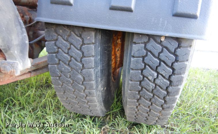 image for item KO9257 2001 Freightliner FL70  truck cab and chassis