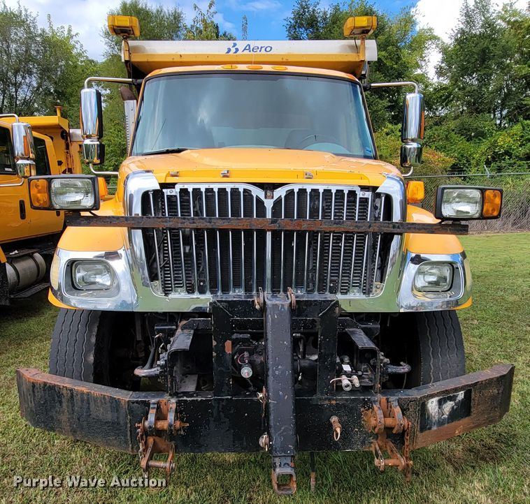 image for item KQ9198 2005 International 7400  dump truck