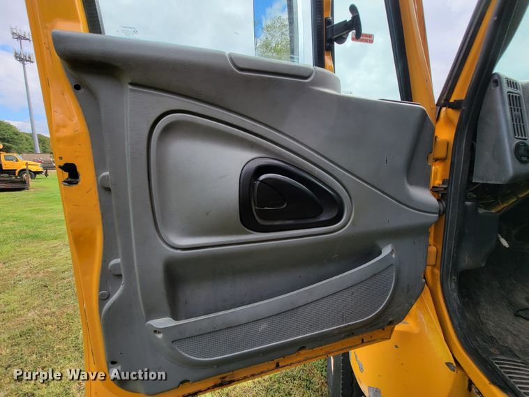 image for item KQ9198 2005 International 7400  dump truck