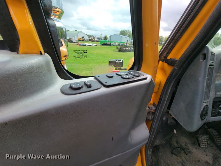 image for item KQ9198 2005 International 7400  dump truck