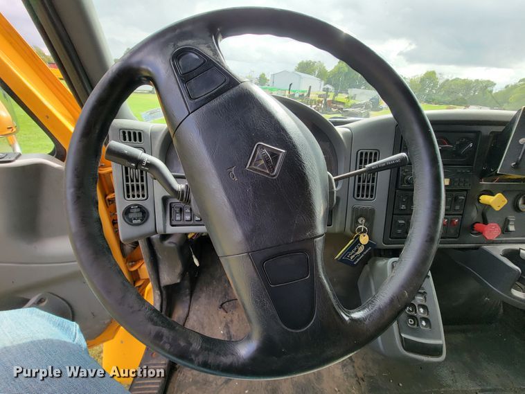 image for item KQ9198 2005 International 7400  dump truck