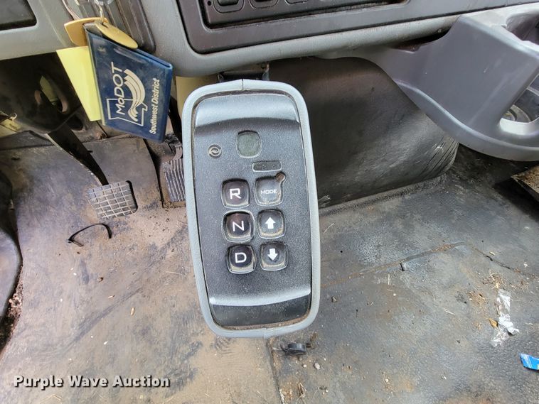 image for item KQ9198 2005 International 7400  dump truck