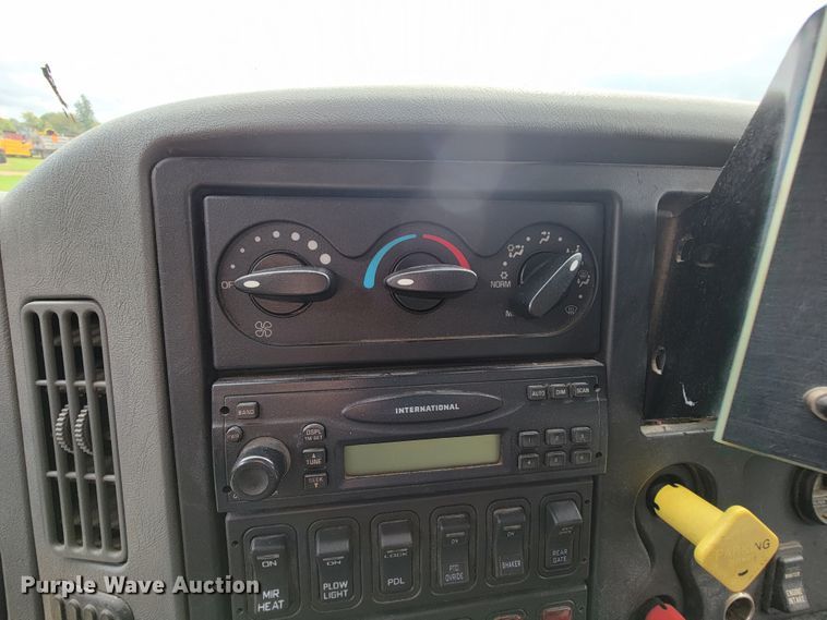 image for item KQ9198 2005 International 7400  dump truck