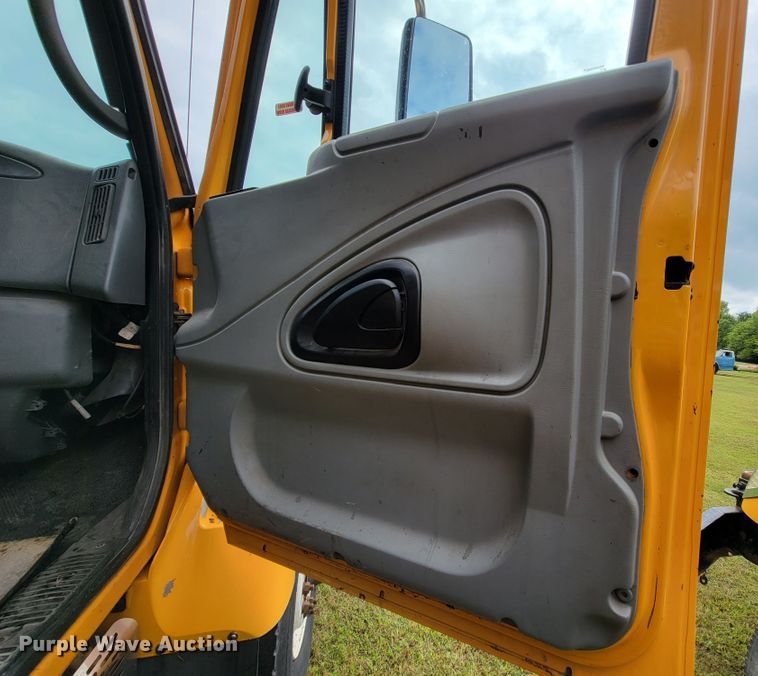image for item KQ9198 2005 International 7400  dump truck