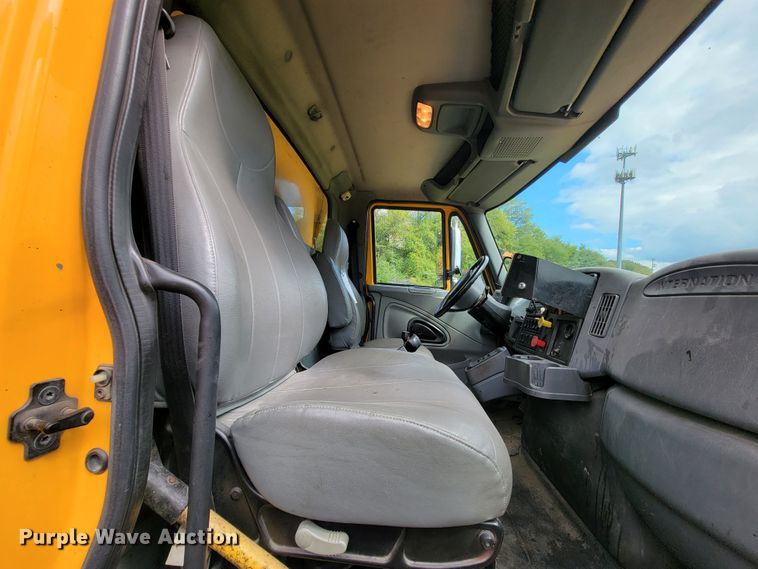 image for item KQ9198 2005 International 7400  dump truck