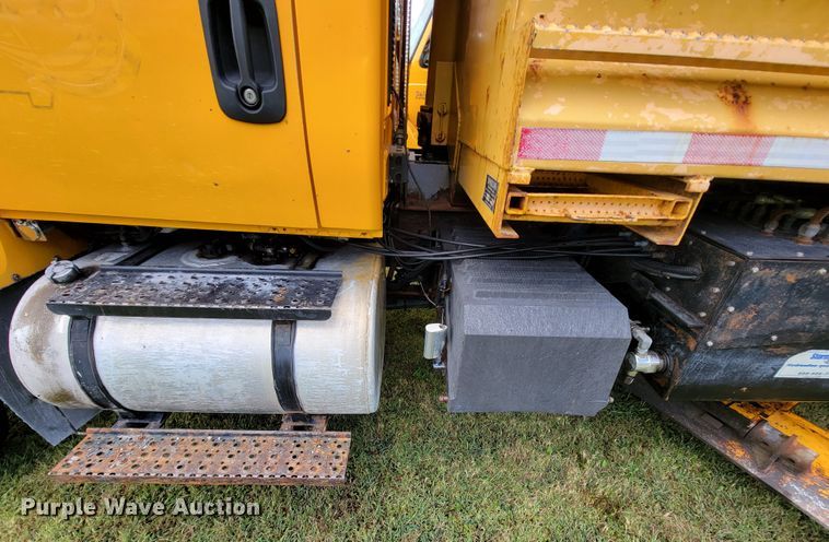 image for item KQ9198 2005 International 7400  dump truck