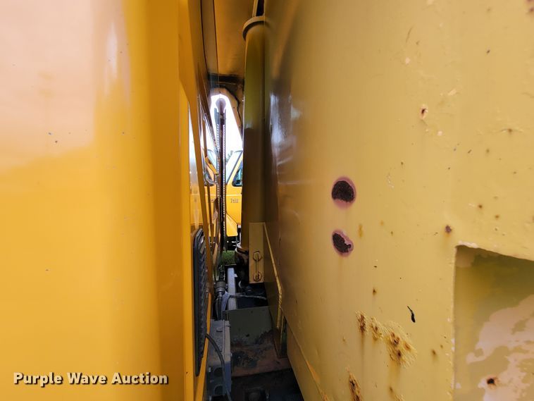 image for item KQ9198 2005 International 7400  dump truck