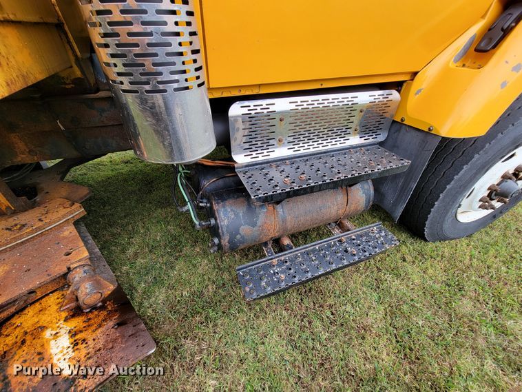 image for item KQ9198 2005 International 7400  dump truck