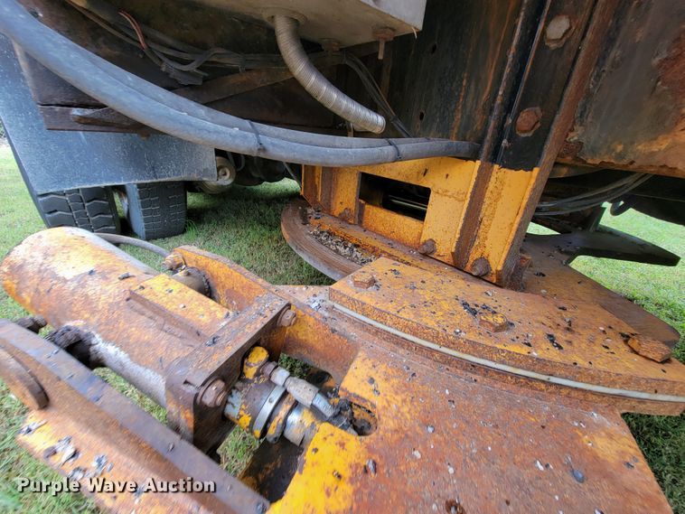 image for item KQ9198 2005 International 7400  dump truck