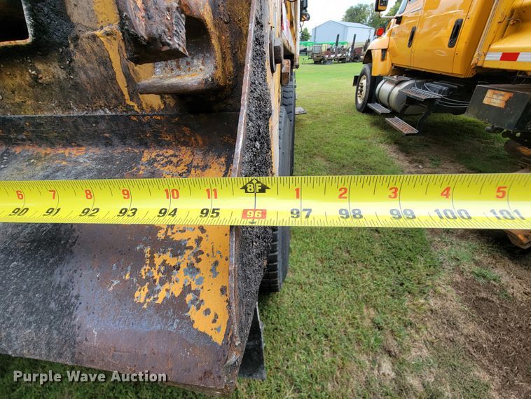 image for item KQ9198 2005 International 7400  dump truck