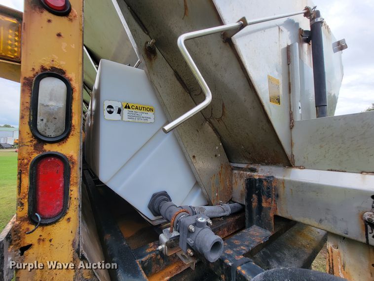 image for item KQ9198 2005 International 7400  dump truck