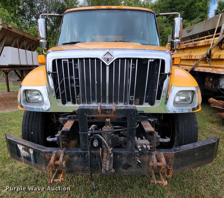 image for item KQ9199 2005 International 7400  Crew Cab dump truck