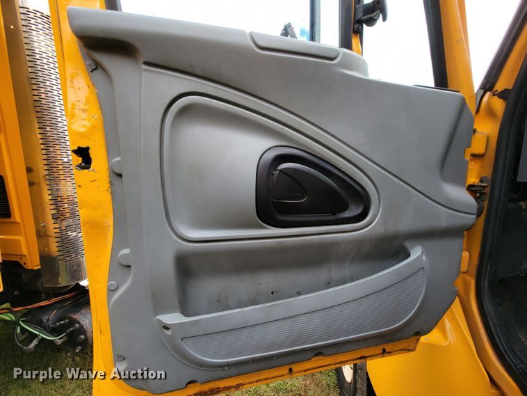 image for item KQ9199 2005 International 7400  Crew Cab dump truck