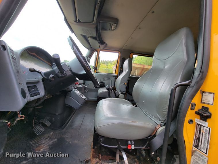 image for item KQ9199 2005 International 7400  Crew Cab dump truck