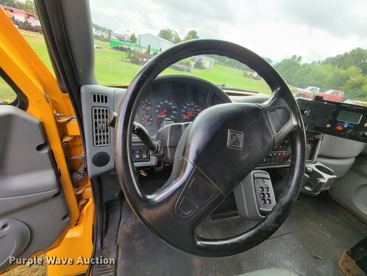 image for item KQ9199 2005 International 7400  Crew Cab dump truck