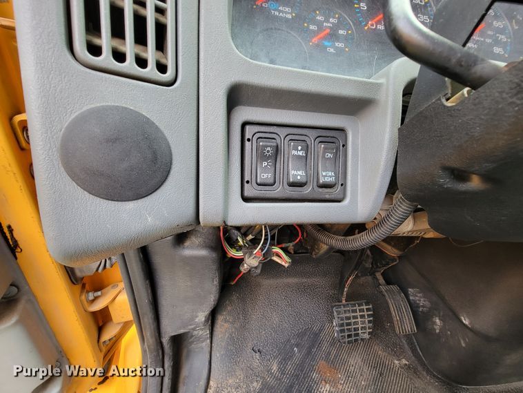 image for item KQ9199 2005 International 7400  Crew Cab dump truck