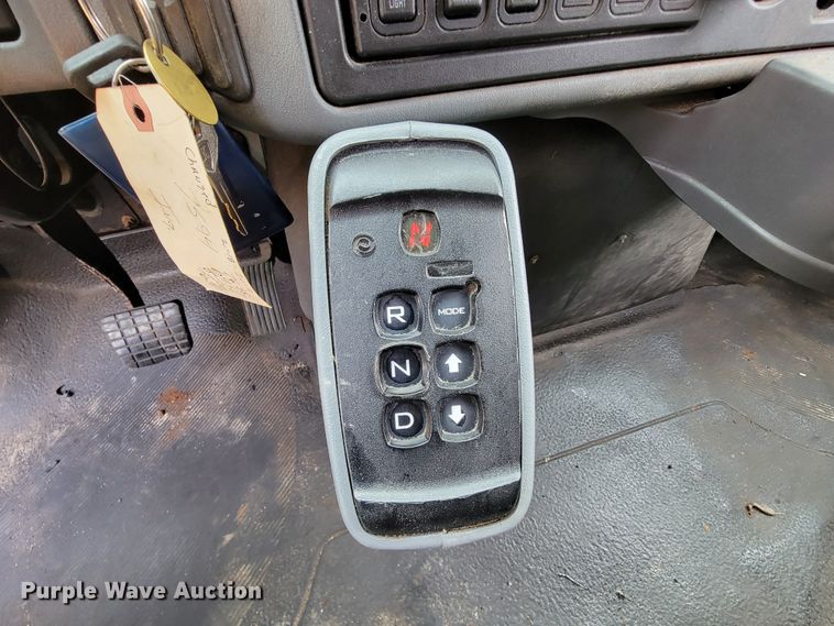 image for item KQ9199 2005 International 7400  Crew Cab dump truck