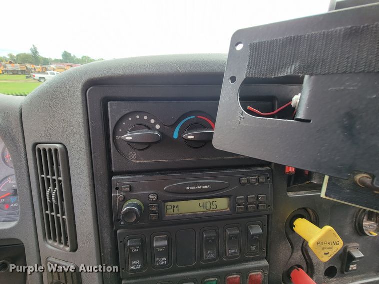 image for item KQ9199 2005 International 7400  Crew Cab dump truck