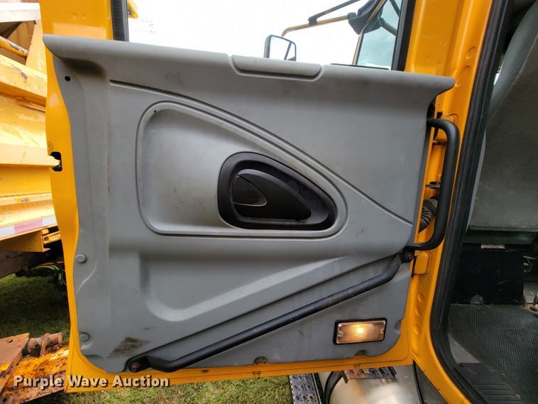 image for item KQ9199 2005 International 7400  Crew Cab dump truck