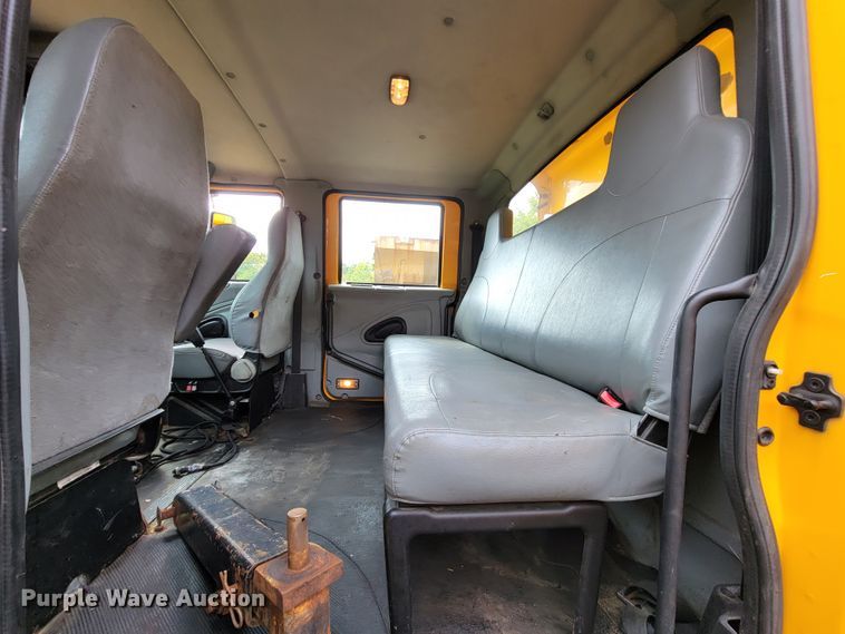 image for item KQ9199 2005 International 7400  Crew Cab dump truck