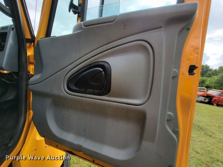 image for item KQ9199 2005 International 7400  Crew Cab dump truck