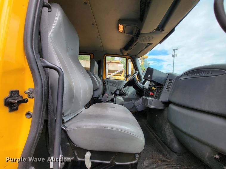 image for item KQ9199 2005 International 7400  Crew Cab dump truck