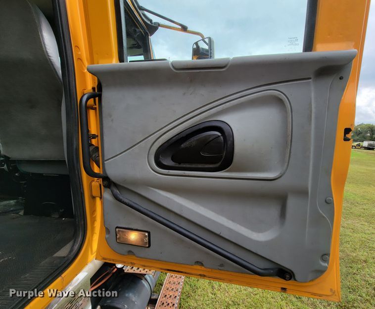 image for item KQ9199 2005 International 7400  Crew Cab dump truck