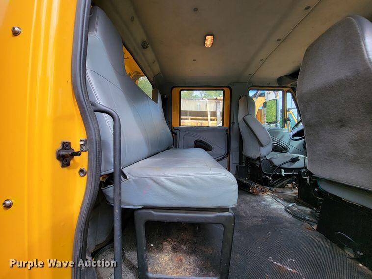 image for item KQ9199 2005 International 7400  Crew Cab dump truck