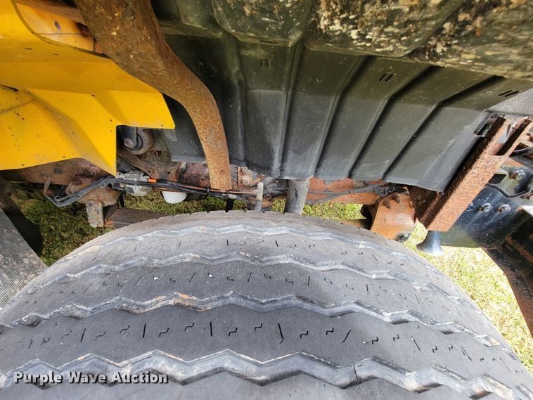 image for item KQ9199 2005 International 7400  Crew Cab dump truck