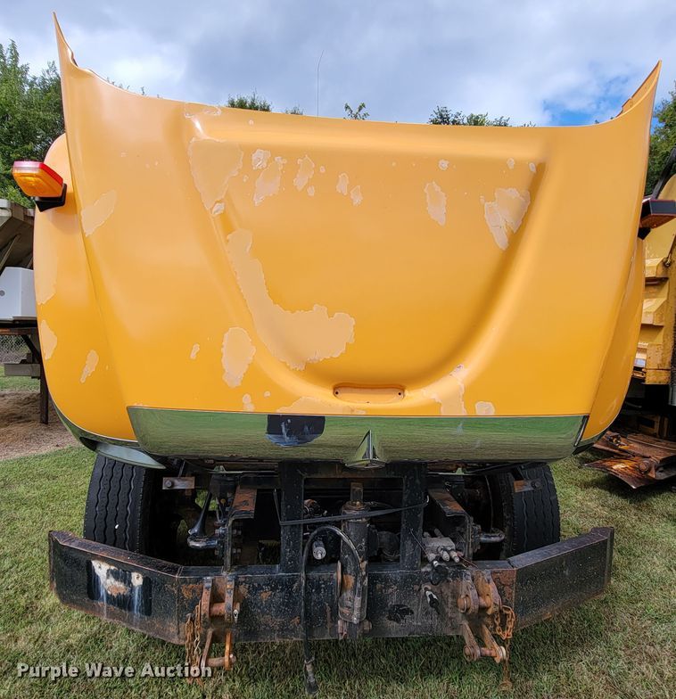 image for item KQ9199 2005 International 7400  Crew Cab dump truck