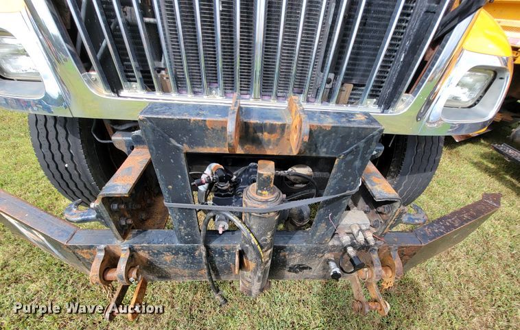 image for item KQ9199 2005 International 7400  Crew Cab dump truck