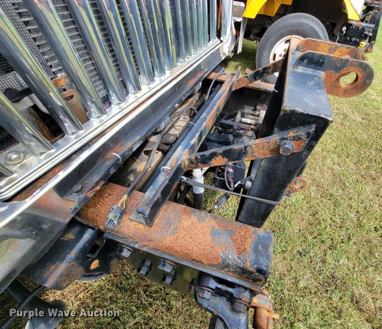 image for item KQ9199 2005 International 7400  Crew Cab dump truck