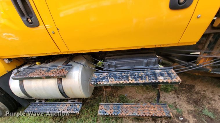 image for item KQ9199 2005 International 7400  Crew Cab dump truck