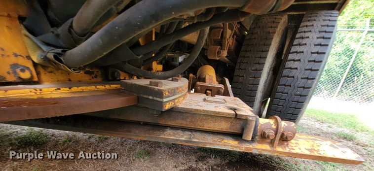 image for item KQ9199 2005 International 7400  Crew Cab dump truck