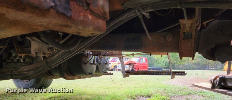 image for item KQ9199 2005 International 7400  Crew Cab dump truck