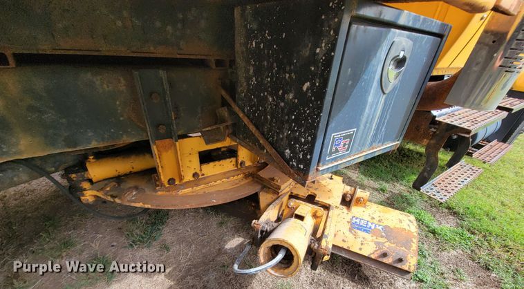 image for item KQ9199 2005 International 7400  Crew Cab dump truck