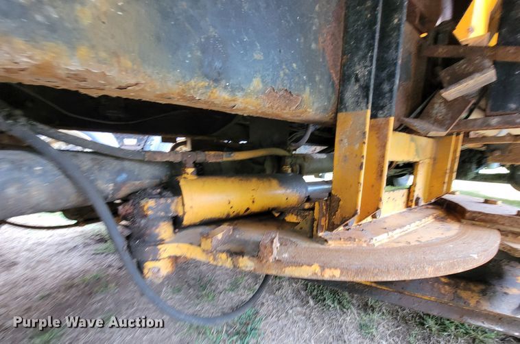 image for item KQ9199 2005 International 7400  Crew Cab dump truck