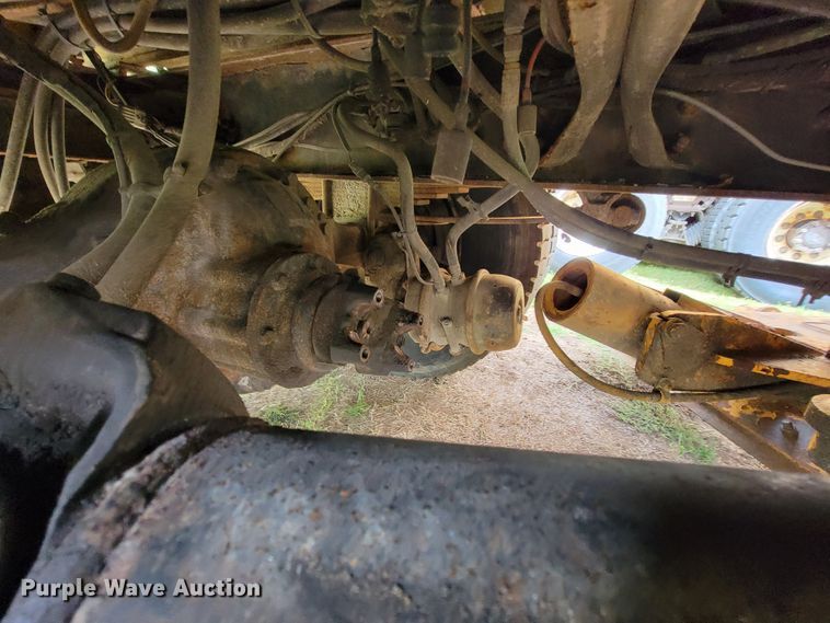 image for item KQ9199 2005 International 7400  Crew Cab dump truck