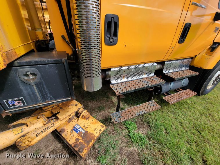 image for item KQ9199 2005 International 7400  Crew Cab dump truck