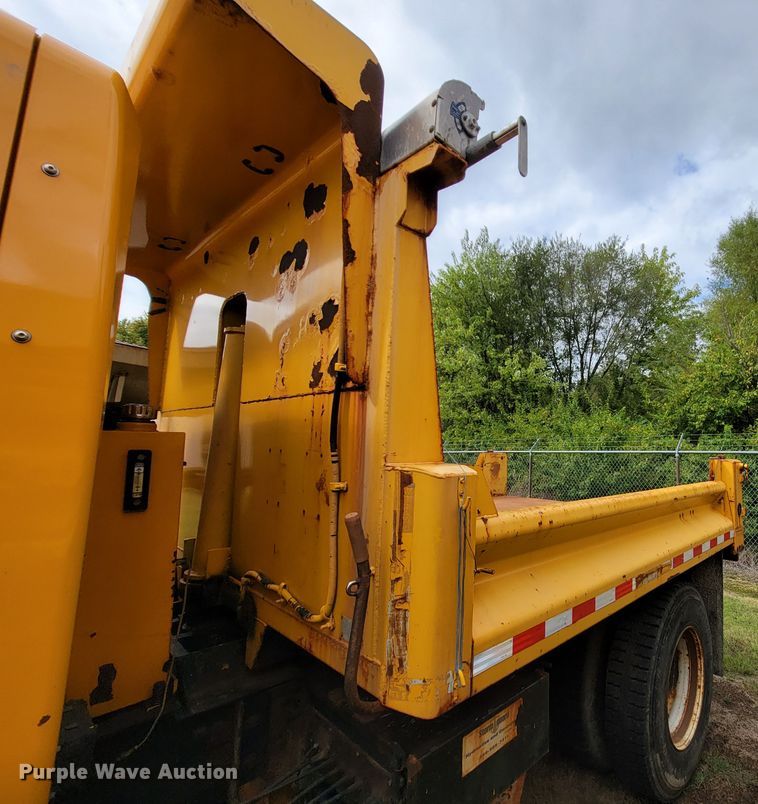 image for item KQ9199 2005 International 7400  Crew Cab dump truck