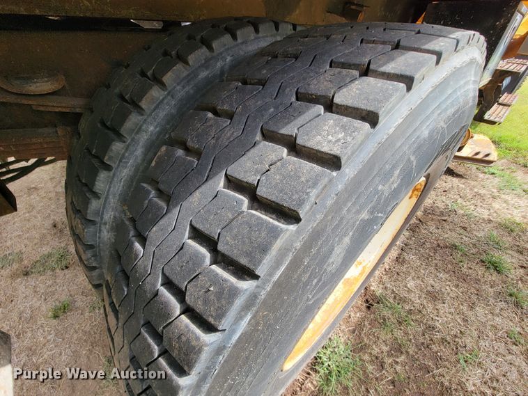 image for item KQ9199 2005 International 7400  Crew Cab dump truck