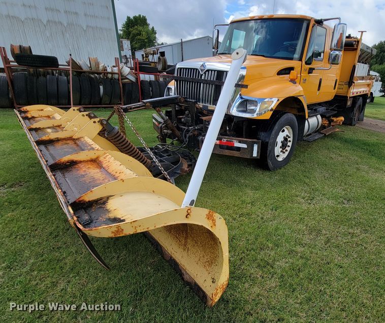 image for item KQ9200 2005 International 7400  Crew Cab dump truck