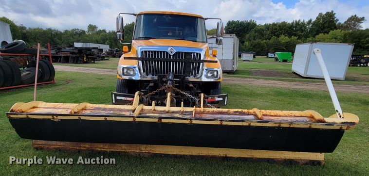 image for item KQ9200 2005 International 7400  Crew Cab dump truck