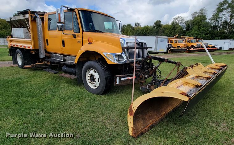 image for item KQ9200 2005 International 7400  Crew Cab dump truck