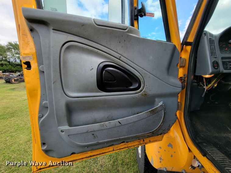 image for item KQ9200 2005 International 7400  Crew Cab dump truck